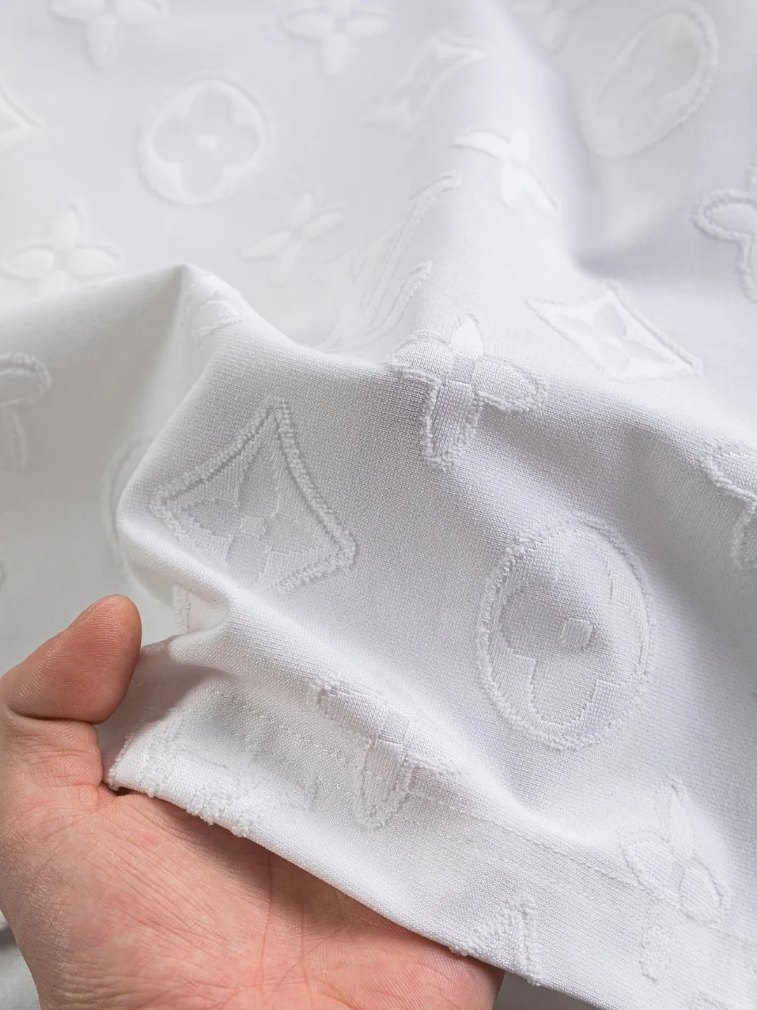 🅿️210 Louis Vuitton Louis Vuitton 1V Lujia slightly wide version S-XL LV25SS new product counter is available at the same time, clover presbyopia letters all over the jacquard large logo letters 🪡 embroidered round neck short-sleeved T-shirt, the same style for men and women! Synchronized with the official website, pure cotton fabrics at the counter! It is close to the skin and comfortable, durable and easy to wear. It has a classic and simple logo design and meticulous original craftsmanship. Short-sleeves, a must-have item for men, are not the same as the general public, but must be unique and eye-catching. This LV short-sleeve is all about quality, comfort, the same shape and fashion as always, including the fabric and cutting process. All efforts have been made! 320 grams of washed pure cotton fabric, pure cotton is breathable, very refreshing and comfortable for daily wear. The rib knitting on the neckline is smooth and tight, and the neckline will not be skewed if you toss it at will. The loose version, you will find that it looks really good on the upper body. The overall is minimalist and neat, super versatile for daily use! Pair it casually with a pair of pants for a youthful look. A T-shirt will make your outfit crazy. It is a fashionable item that can never go wrong! Black, white, size: S-XL Size chart: S: Shoulder width 50-Bust 54-Length 70 M: Shoulder width 52-Bust 56.5-Length 72 L: Shoulder width 54-Bust 59-Length 74 XL: Shoulder width 56-Bust 61.5-Length 76